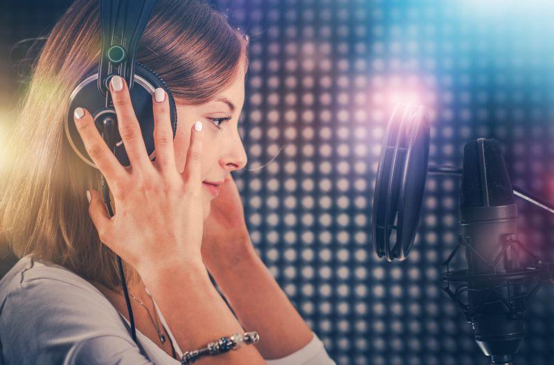 录音室录歌的美女