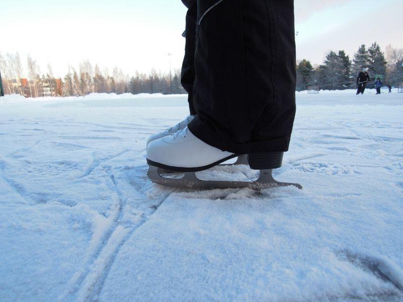 在冰面上滑冰的人