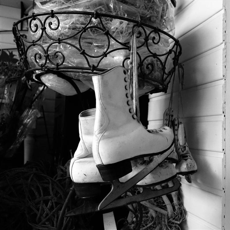 挂起来的溜冰鞋