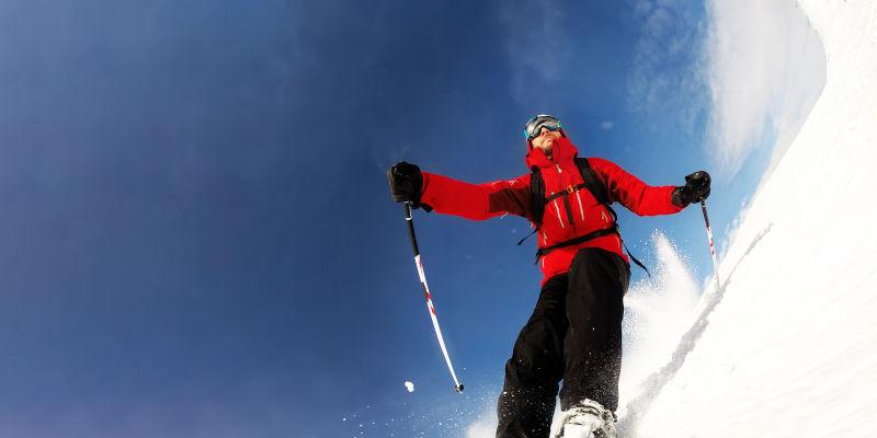 高山滑雪运动员在滑雪板上进行高速旋转