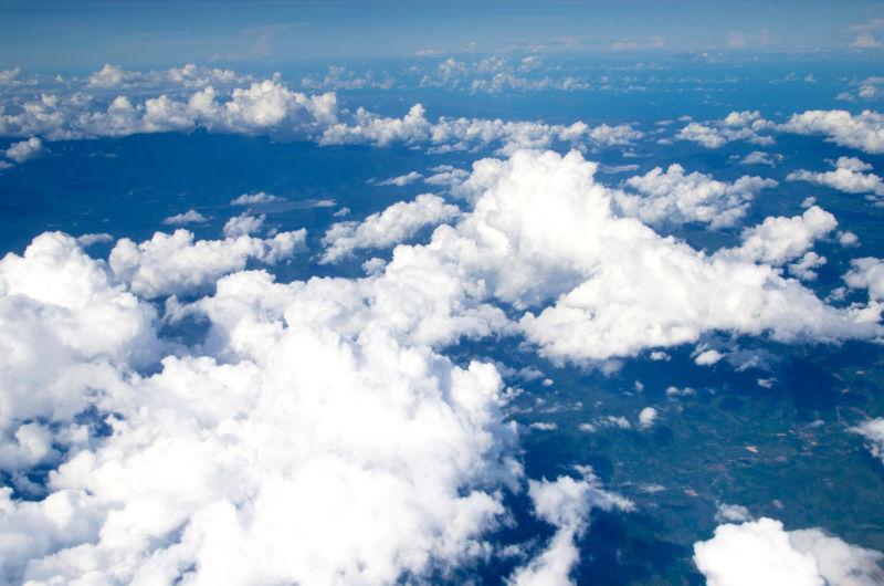 俯视天空中的白云