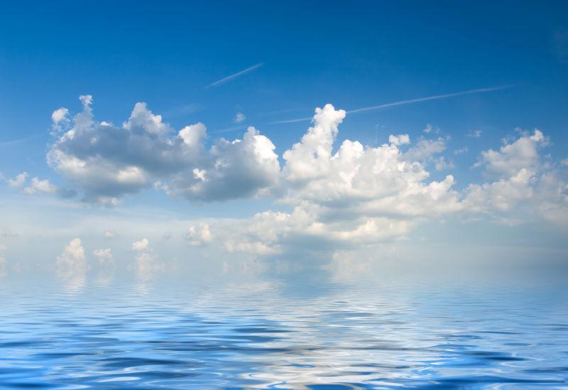 海岸线分界的天空上的云
