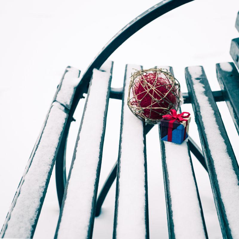 木质椅子上的礼物盒还有彩球