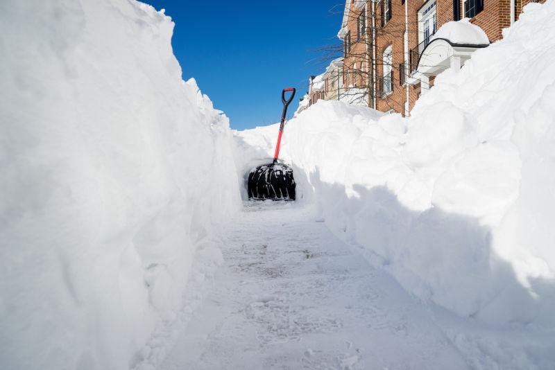 深雪中的铲子