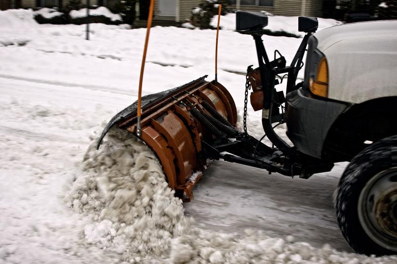 道路上清扫地上的积雪的雪犁