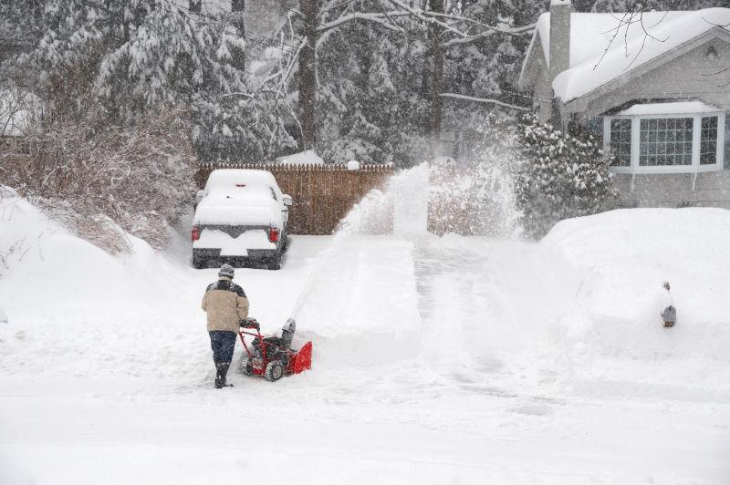 清扫地上的积雪图片 吹雪机清除房屋车道上的积雪素材 高清图片 摄影照片 寻图免费打包下载