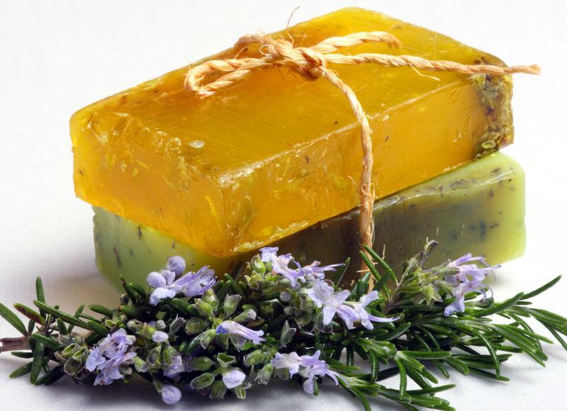 白色背景下的香皂和花朵