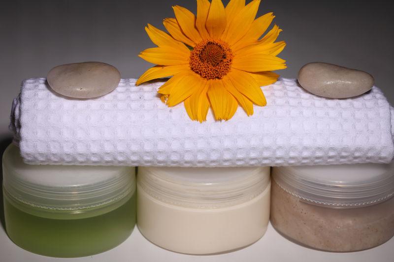 面部护理产品毛巾和花朵