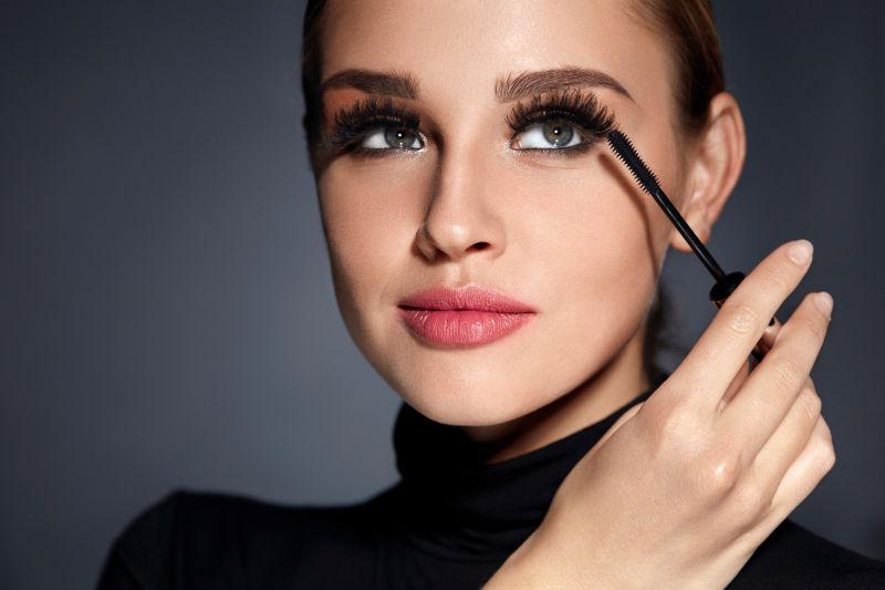 年轻的美女涂睫毛膏