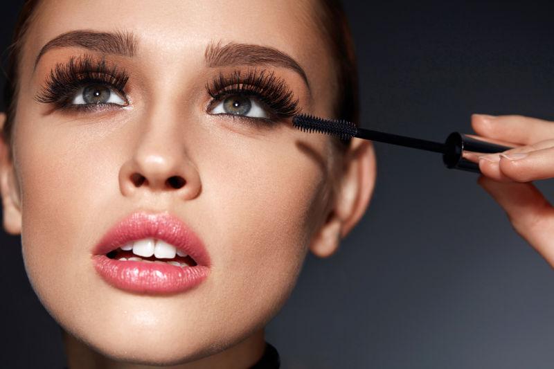 涂睫毛膏的年轻美女