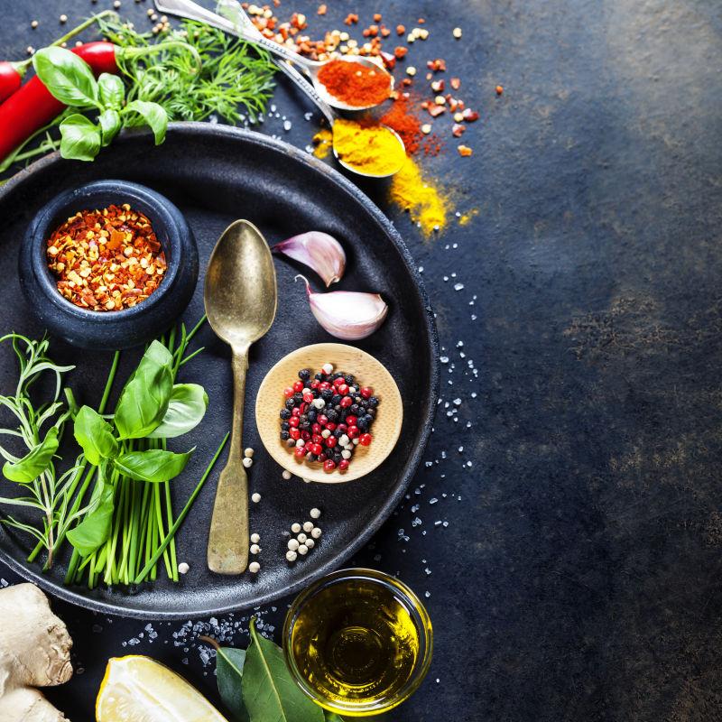 黑色背景中食物配料