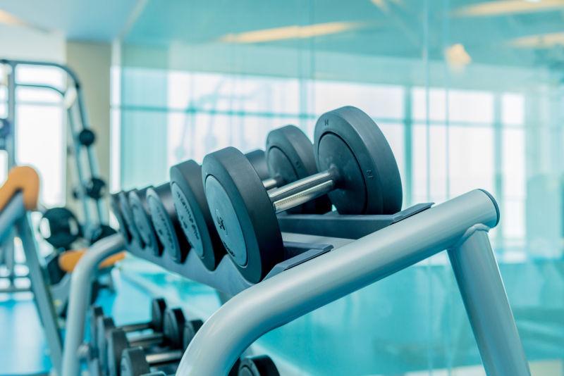健身房里的一排健身哑铃