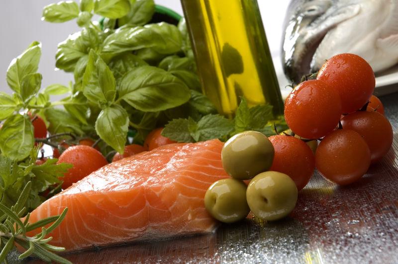 桌面的三文鱼和蔬菜食材