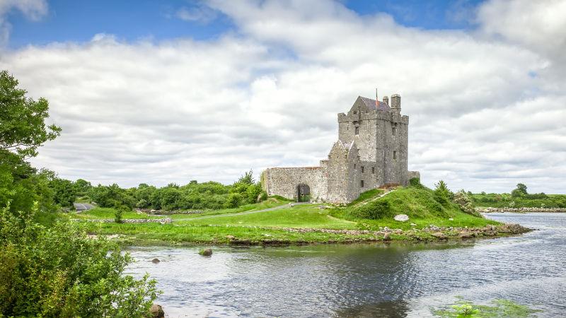 河对岸美丽的爱尔兰皇冠城堡
