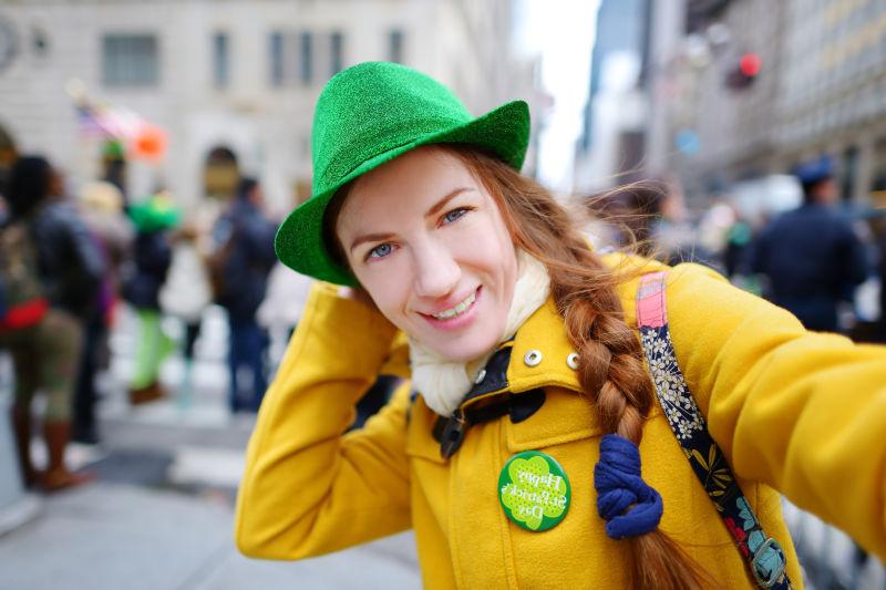 街头上带着绿色帽子的女人