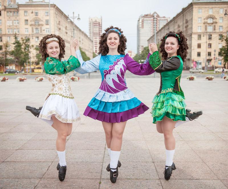 街道上穿着传统服饰的三个爱尔兰女人