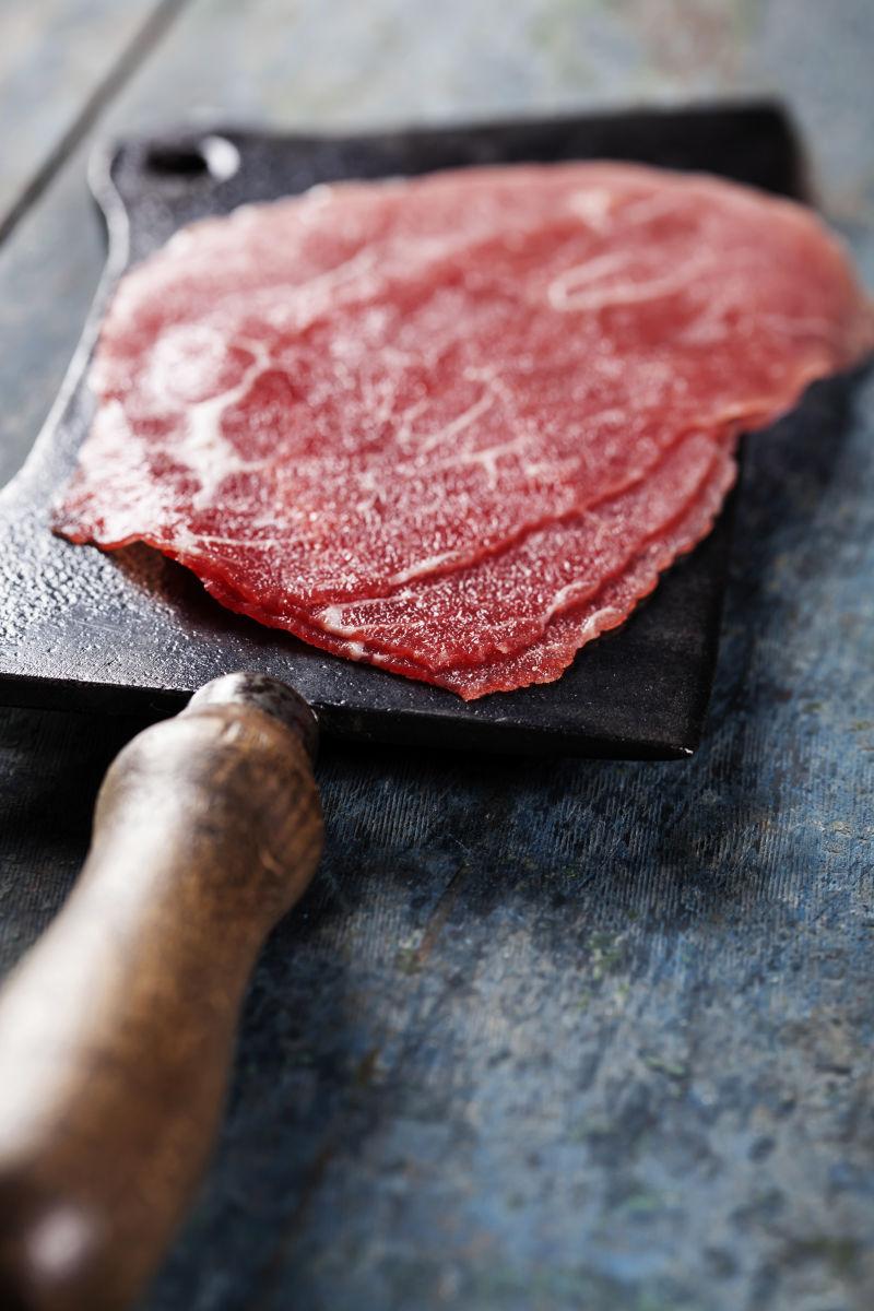 菜刀上的牛肉