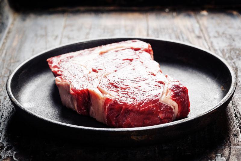 煎锅中的生牛排