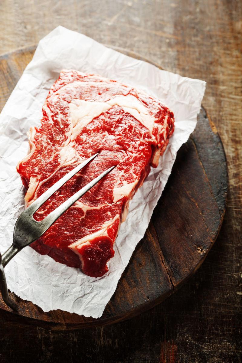 旧木桌上的牛排