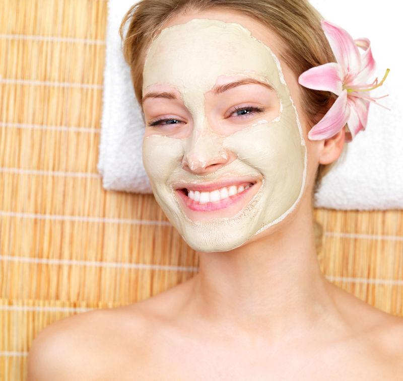 美容院做脸的美女