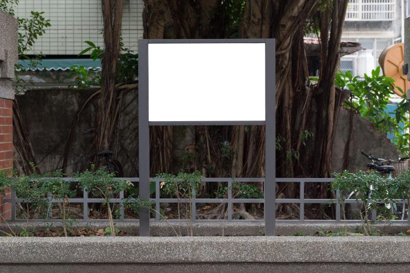 街边树下的空白广告牌