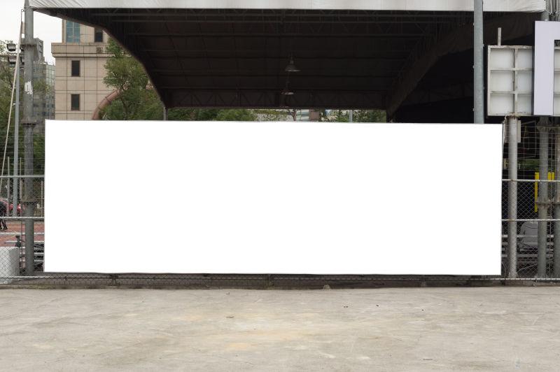 一家门店前的空白广告牌