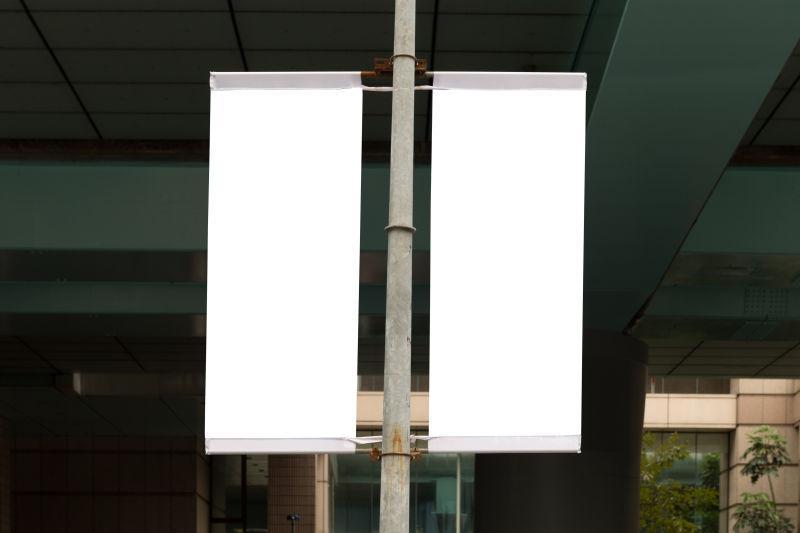 挂在照明设配两旁的空白广告牌