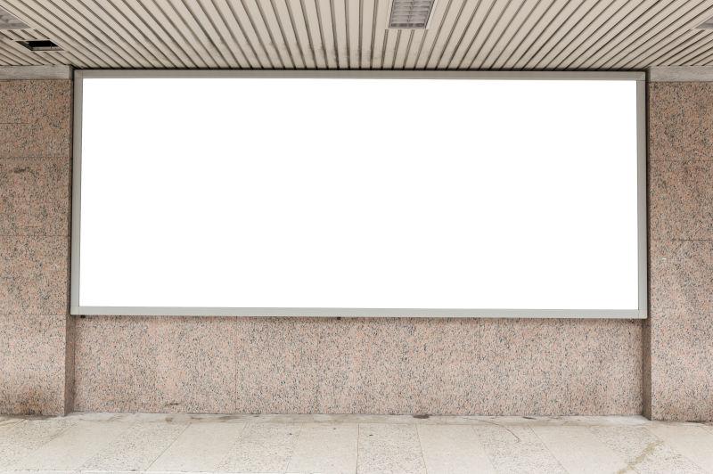 户外街道上的空白广告牌