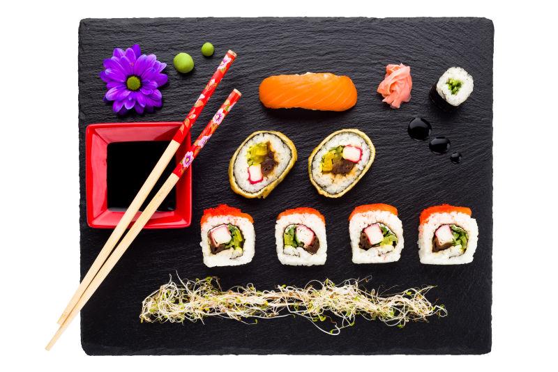 黑石板块孤立顶视图上的寿司