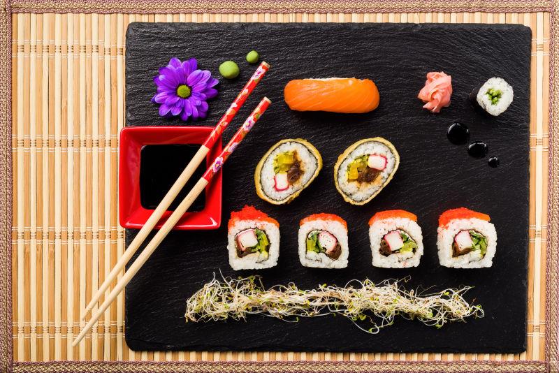 粟实在竹席顶上的黑石板上