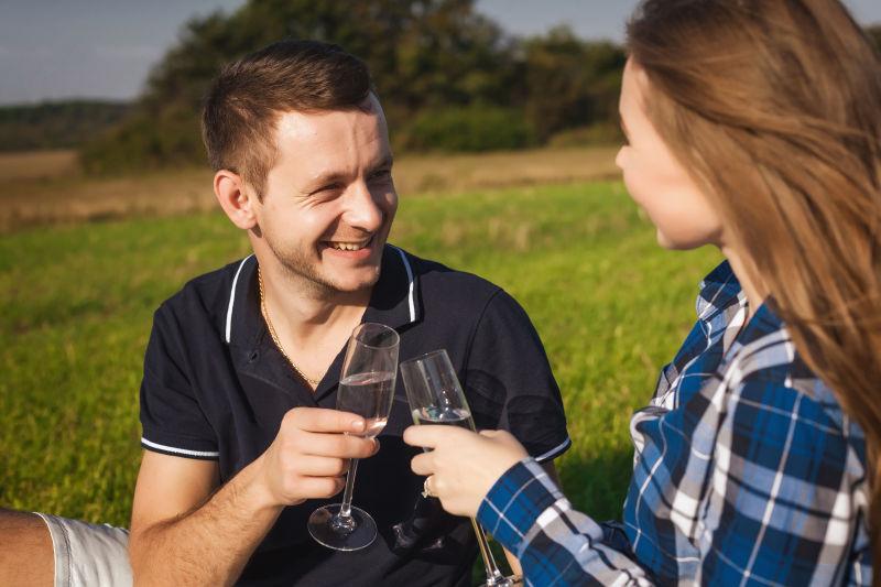 草地上浪漫野炊的情侣