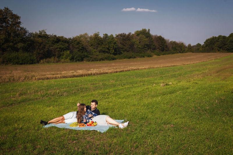 户外草地上的约会的情侣