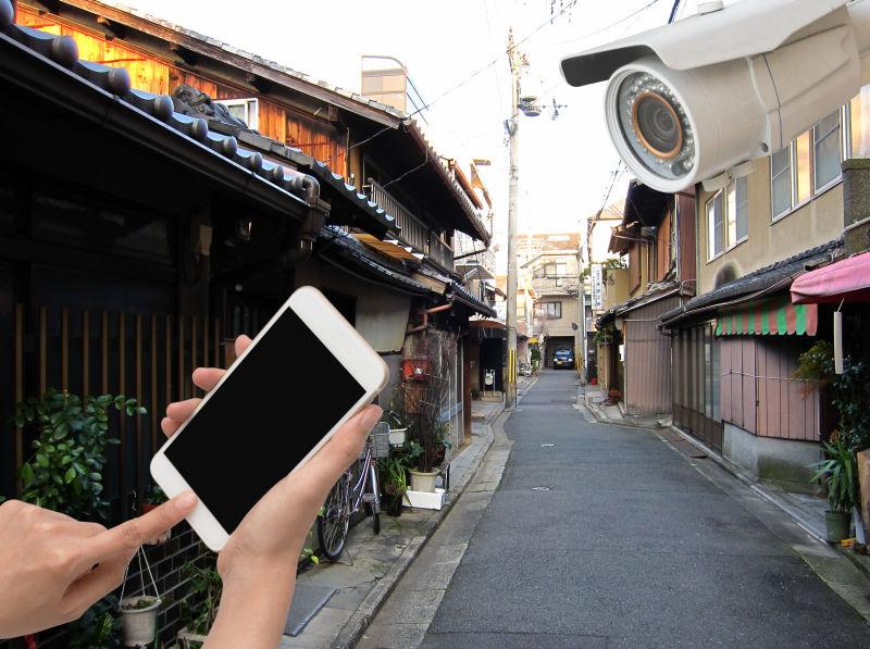 男子拿着手机对着摄像头