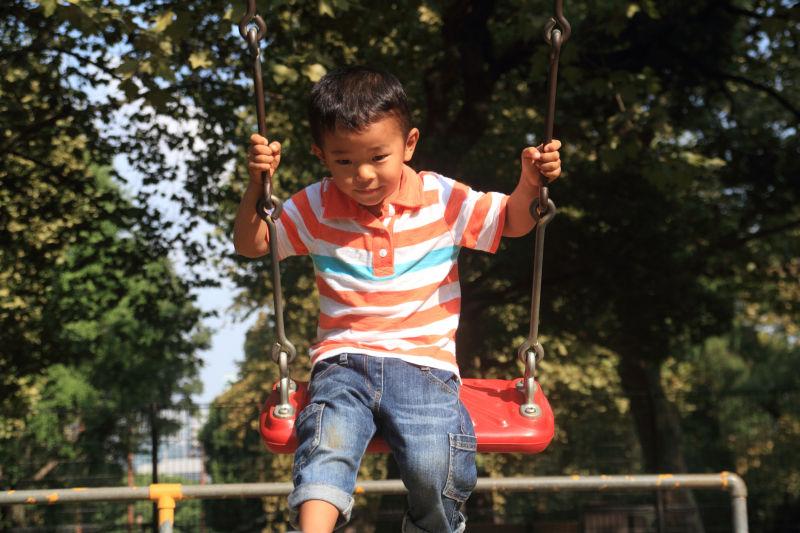 玩秋千的小男孩