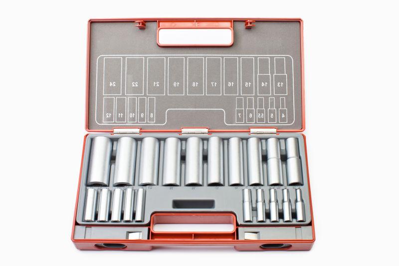 工具箱里齐全的扳手套子