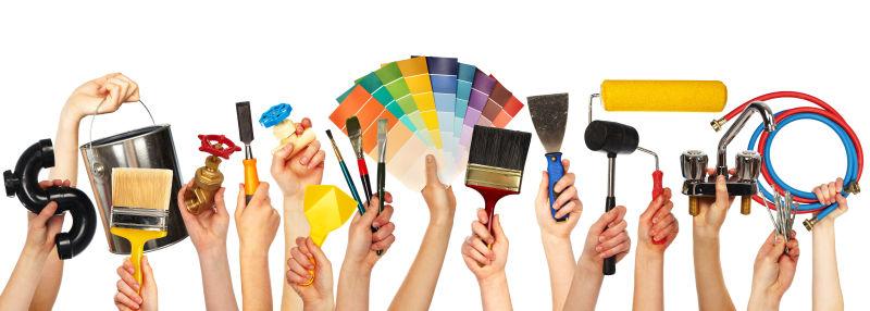 白色背景上一堆手拿着各种施工工具