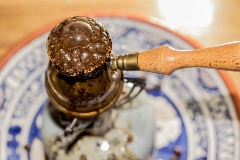 冒着气泡的土耳其风格咖啡