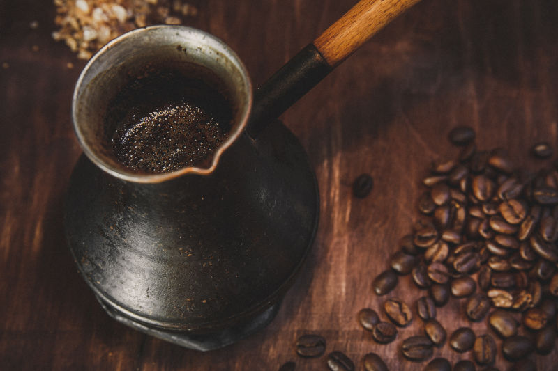 咖啡豆和咖啡壶中的黑咖啡