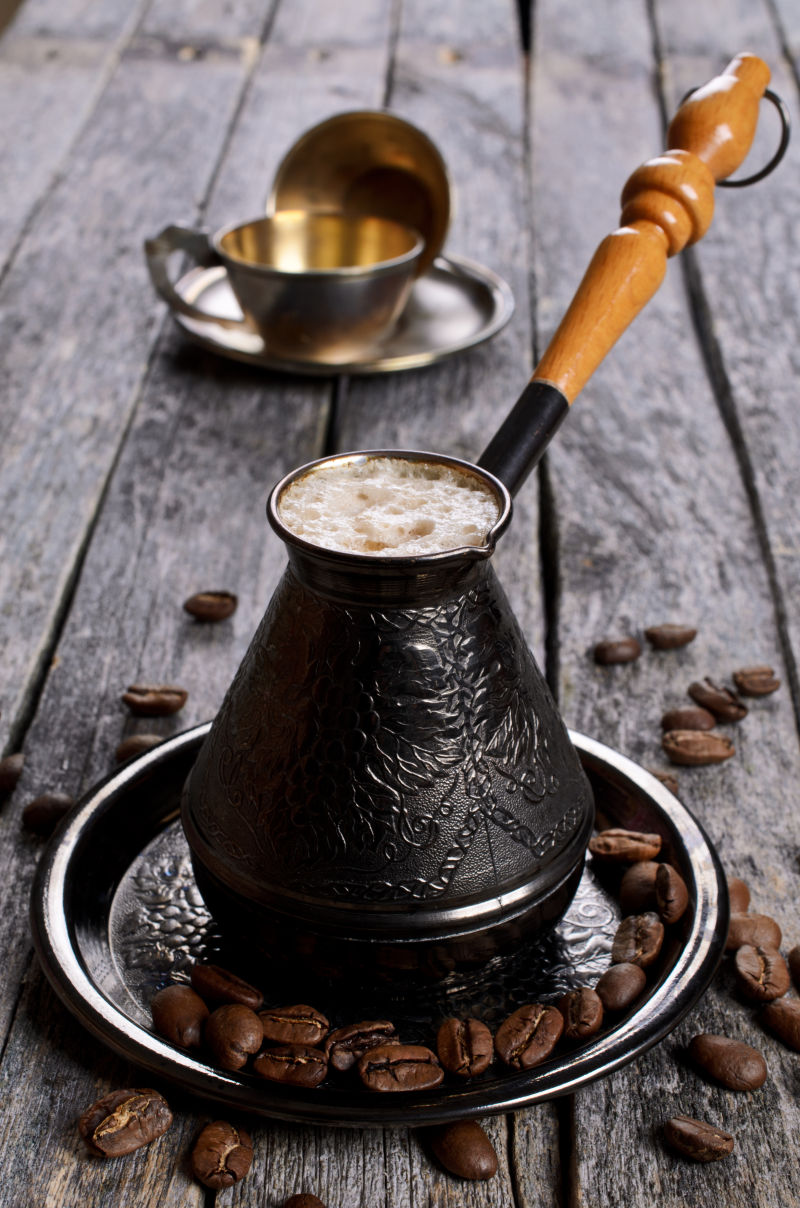 放在古典咖啡壶中的咖啡