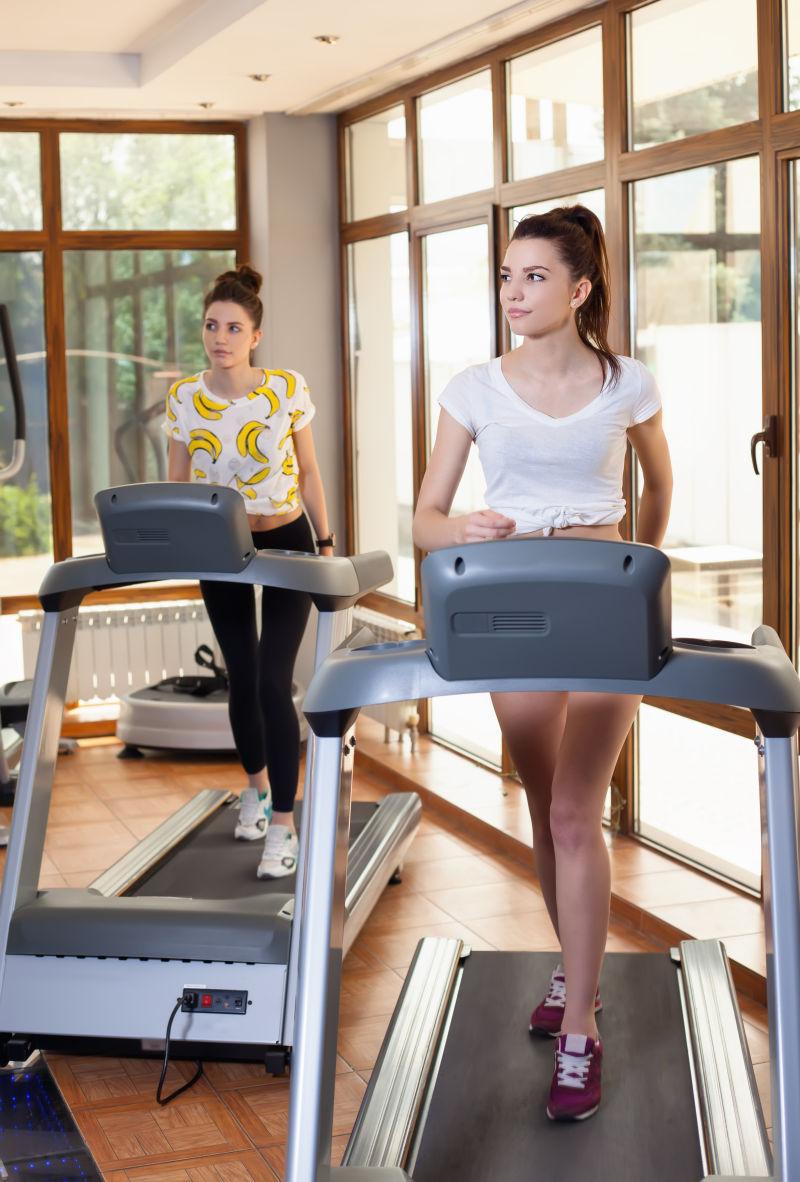 跑步机锻炼健身的双胞胎女孩
