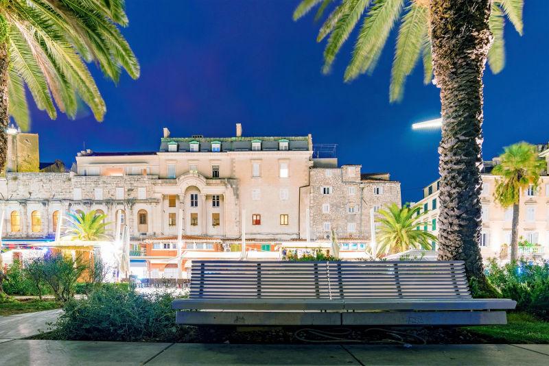 夜色下美丽的城市建筑