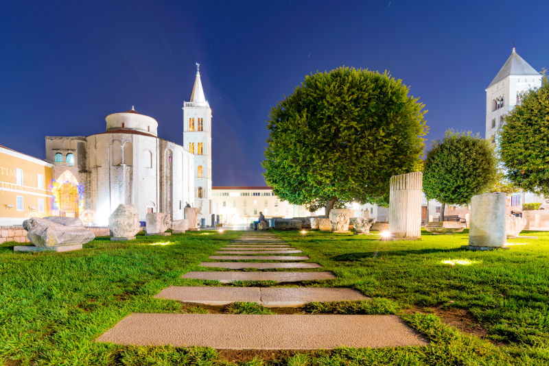 夜色下美丽的扎达尔老城景色