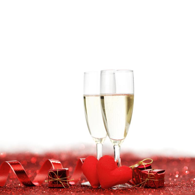 香槟酒和手工制作的红心