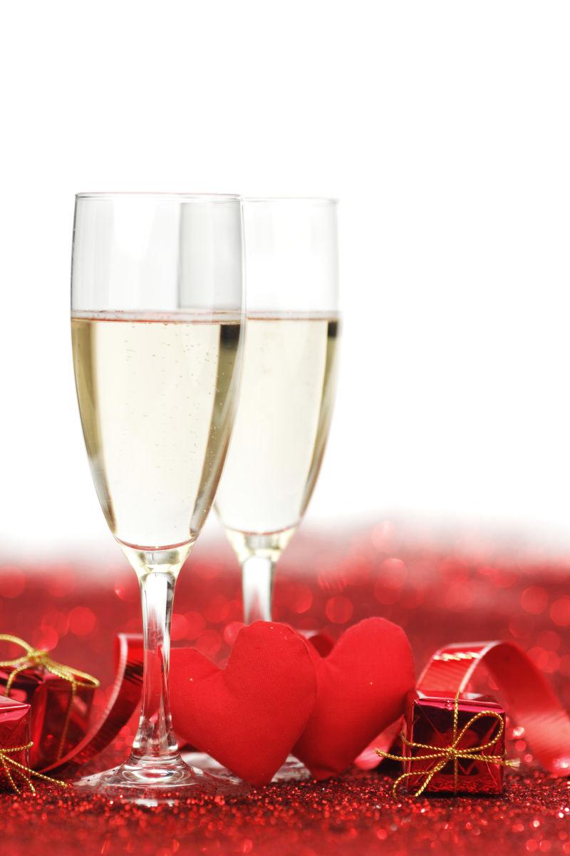 闪耀的香槟酒和手工制作的红心