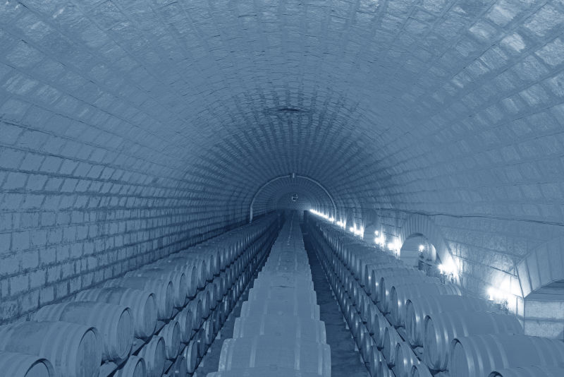 酒窖中摆放整齐的酒桶