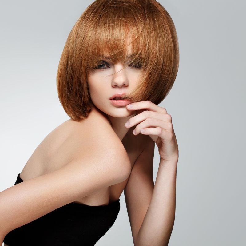 灰色背景下短发美女模特写真