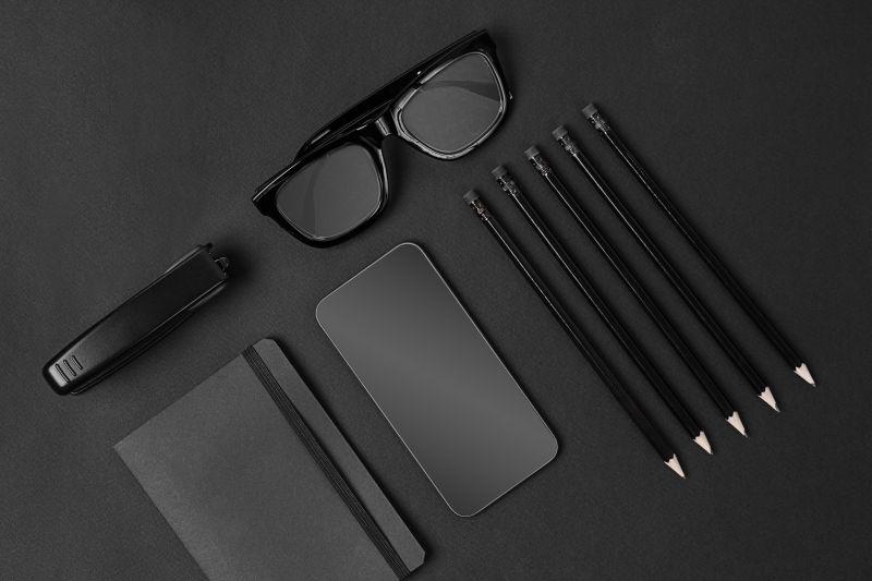 黑色背景中黑色办公设备模型