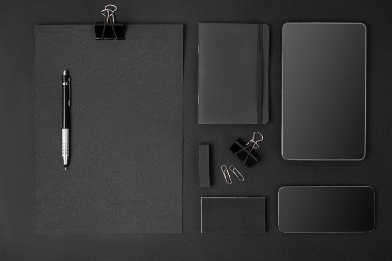 黑色背景中的黑色品牌办公用品