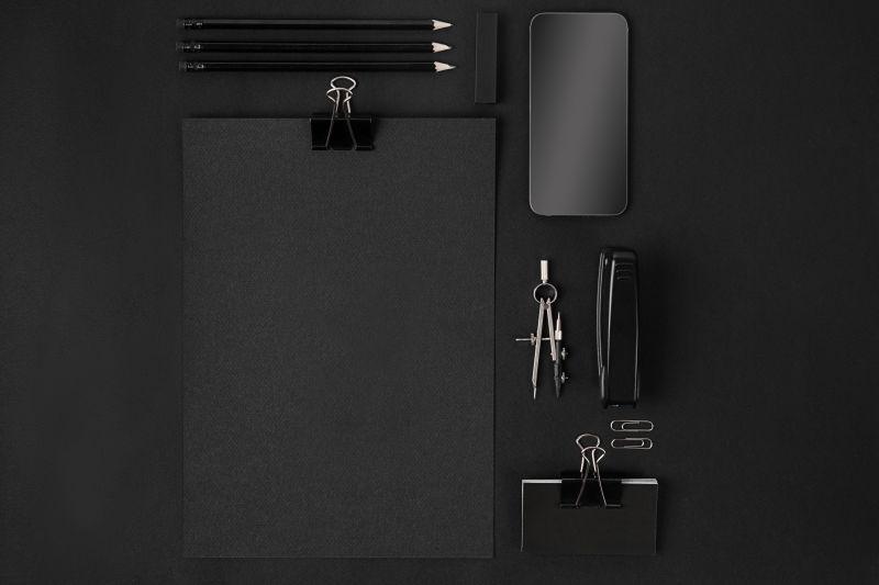 黑色背景中的品牌黑色办公设备模型