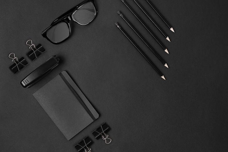 黑色背景中种类繁多的办公用品